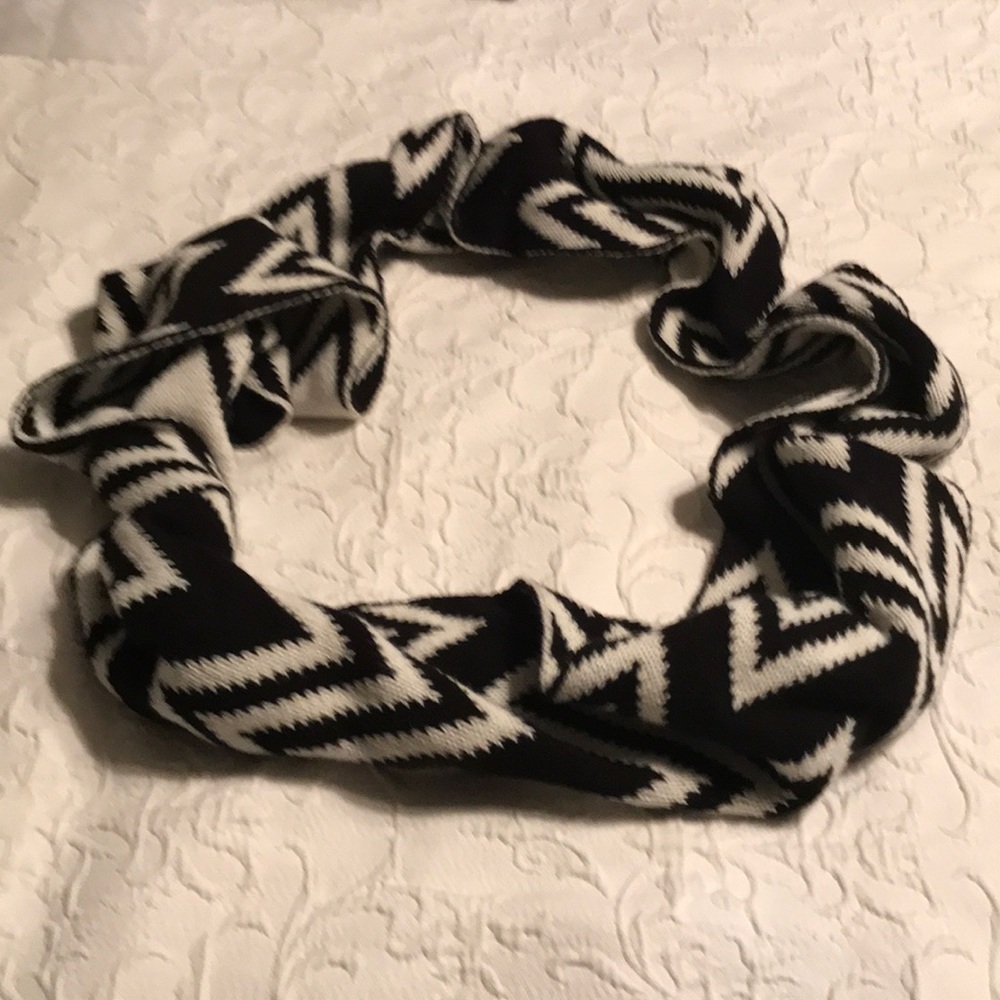 NWOT Infinity Scarf OSFM, Black and White